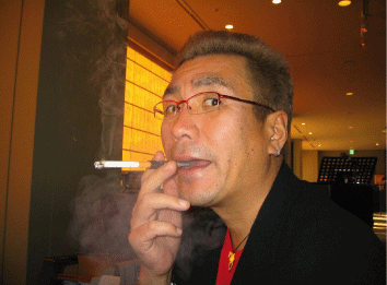 喫煙中の嘉門タツオ